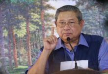Ketua Umum Partai Demokrat Susilo Bambang Yudhoyono (SBY), menggelar jumpa pers di Cikeas, Bogor, Rabu (2/11). Presiden ke-6 RI itu menyampaikan tanggapannya terkait berbagai isu nasional, keamanan dan politik. (Liputan6.com/Herman Zakharia)