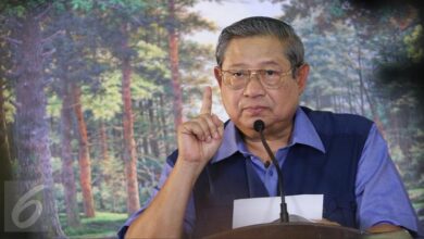 Ketua Umum Partai Demokrat Susilo Bambang Yudhoyono (SBY), menggelar jumpa pers di Cikeas, Bogor, Rabu (2/11). Presiden ke-6 RI itu menyampaikan tanggapannya terkait berbagai isu nasional, keamanan dan politik. (Liputan6.com/Herman Zakharia)