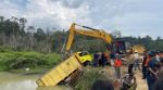 Evakuasi truk masuk sungai di Pelalawan, Riau. MI