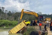 Evakuasi truk masuk sungai di Pelalawan, Riau. MI