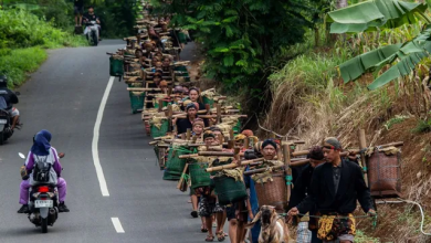 Puluhan komunitas adat Bonokeling membawa hasil bumi pada saat prosesi Unggah-unggahan