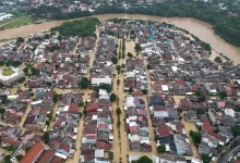 Foto selebaran yang diambil dan dirilis pada Selasa 4 Maret 2025 oleh Badan Nasional Penanggulangan Bencana (BNPB) ini menunjukkan gedung-gedung yang terendam banjir di Bekasi, Jawa Barat. (Foto oleh Handout/Badan Nasional Penanggulangan Bencana/AFP)