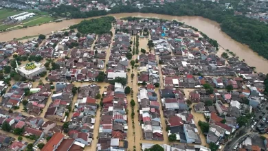 Foto selebaran yang diambil dan dirilis pada Selasa 4 Maret 2025 oleh Badan Nasional Penanggulangan Bencana (BNPB) ini menunjukkan gedung-gedung yang terendam banjir di Bekasi, Jawa Barat. (Foto oleh Handout/Badan Nasional Penanggulangan Bencana/AFP)