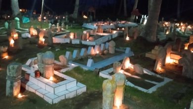 Tradisi unik warga meyambut bulan Ramadhan berupa lilin yang dinyalakan di atas kuburan di Bulutakkang Mamuju, Sulbar, Jumat (28/2/2205).(KOMPAS.COM/HIMAWAN)