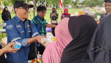 Kegiatan Tukar Sampah Anorganik Terpilah dengan Sembako di lapangan bola 7 februari, Pagatan. (Foto/Istimewa)