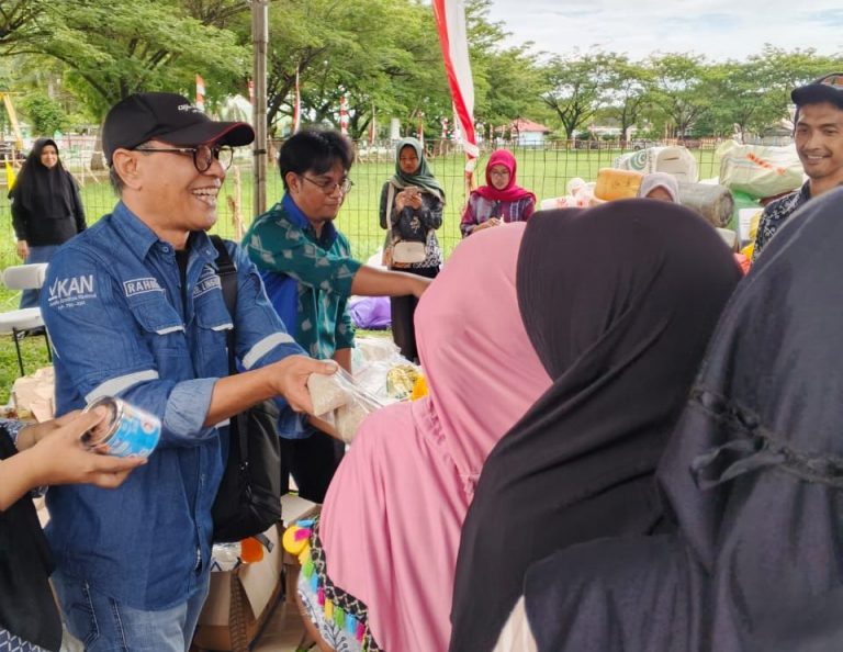 Kegiatan Tukar Sampah Anorganik Terpilah dengan Sembako di lapangan bola 7 februari, Pagatan. (Foto/Istimewa)