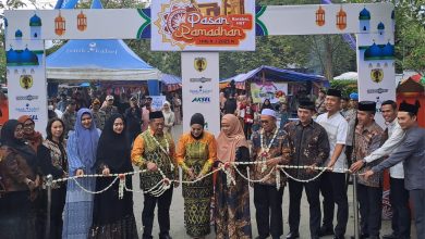 Bupati dan istri potong pita, resmikan pasar Ramadhan. (Foto/Yasin)