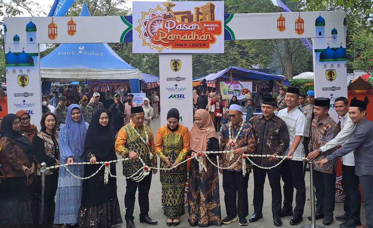 Bupati dan istri potong pita, resmikan pasar Ramadhan. (Foto/Yasin)