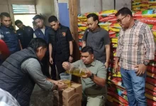 Petugas saat melakukan pengecekan takaran atau volume pada minyak goreng kemasan merk Minyakita di gudang Distributor Minyakita di Jalan Soekarno-Hatta, Selasa (11/3/2025). (Dofi Iskandar/Riaupos.co)