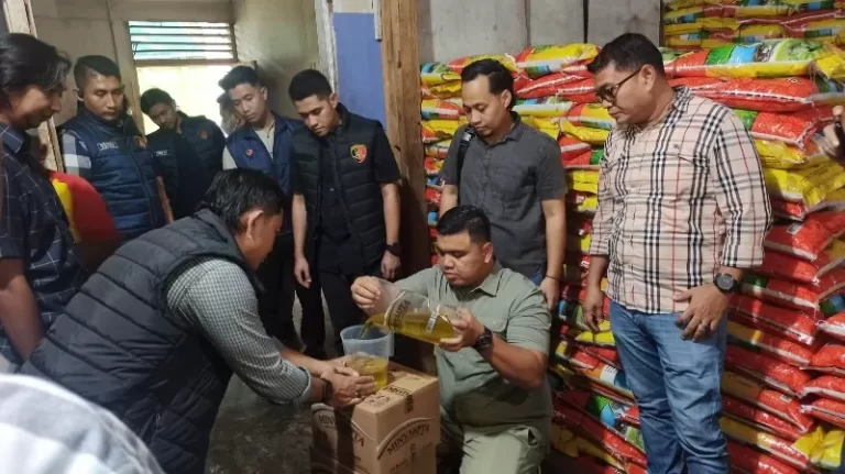 Petugas saat melakukan pengecekan takaran atau volume pada minyak goreng kemasan merk Minyakita di gudang Distributor Minyakita di Jalan Soekarno-Hatta, Selasa (11/3/2025). (Dofi Iskandar/Riaupos.co)