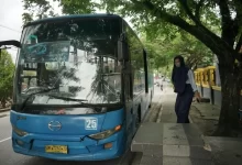 Pelajar menaiki Bus Trans Metro Pekanbaru di Halte SMPN 14 Jalan Hang Tuah Pekanbaru, Selasa (11/3/2025). Mulai kemarin pemko menggratiskan tarif bus TMP bagi pelajar se kota Pekanbaru. (EVAN GUNANZAR/RIAUPOS.CO)