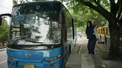 Pelajar menaiki Bus Trans Metro Pekanbaru di Halte SMPN 14 Jalan Hang Tuah Pekanbaru, Selasa (11/3/2025). Mulai kemarin pemko menggratiskan tarif bus TMP bagi pelajar se kota Pekanbaru. (EVAN GUNANZAR/RIAUPOS.CO)