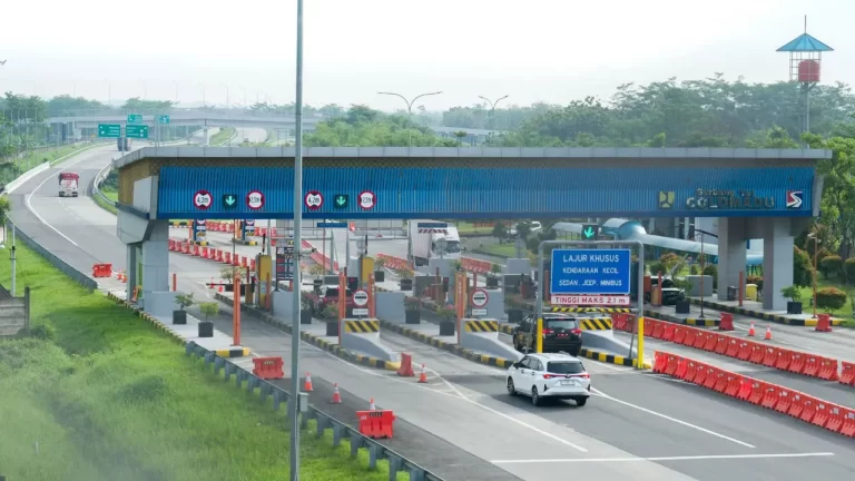 Situasi arus lalu lintas di Gerbang Tol Cikampek Utama. Lalu lintas di ruas Tol Jakarta-Semarang kembali normal dua arah setelah penerapan one way arus mudik berakhir pada Selasa (9/4/2024) siang. (Foto: PT Jasa Marga)