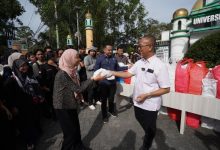 Rektor UIR, Prof Syafrinaldi menyerahkan paket berbuka puasa kepada mahasiswa. (Foto: humas UIR}