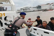 Pembagian. Takjil Oleh Personel Ditpolairud Polda Jambi Kepada Sejumlah Nelayan dan Masyarakat Pesisir || Dok Andra