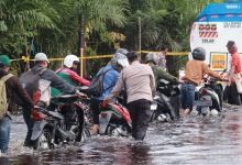 Banjir KM 83 Pelalawan Makin Tinggi, Pengendara Diminta Tetap Ikuti Arahan Petugas