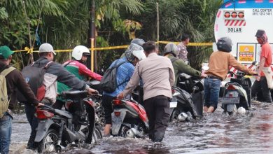 Banjir KM 83 Pelalawan Makin Tinggi, Pengendara Diminta Tetap Ikuti Arahan Petugas