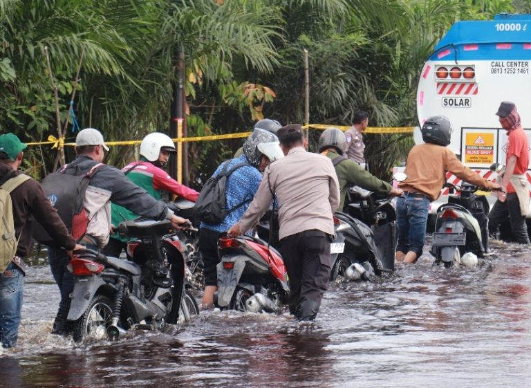 Banjir KM 83 Pelalawan Makin Tinggi, Pengendara Diminta Tetap Ikuti Arahan Petugas