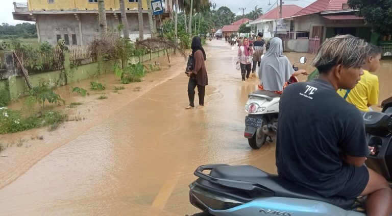 Banjir di Sejumlah Kecamatan, Bupati Sarolangun Hurmin Instruksikan OPD Terkait Turun Langsung