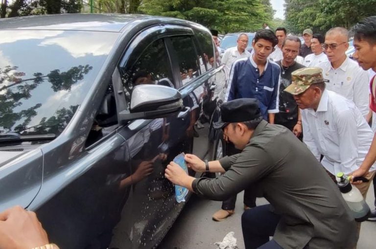 Bupati Merangin Syukur Pasang stiker logo pemerintah Merangin di seluruh Mobil Dinas (Lan)