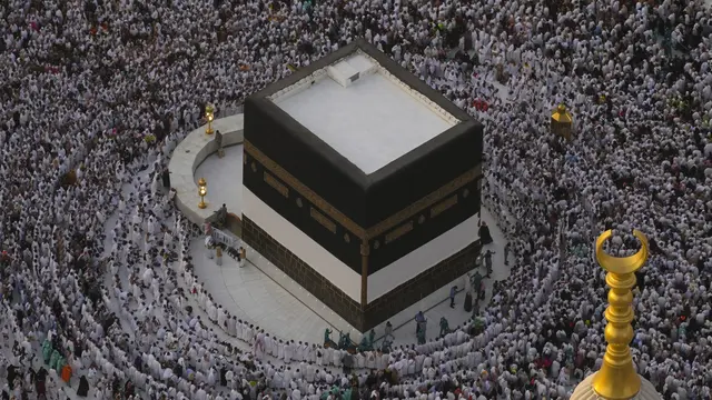 Foto Udara Suasana di Masjidil Haram. (AP Photo/Rafiq Maqbool)