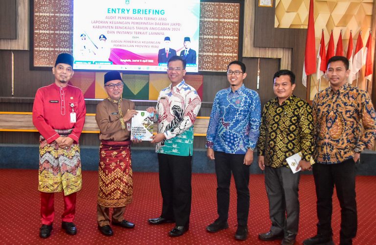 Bupati Bengkalis Kasmarni diwakili Sekretaris Daerah (Sekda) dr Ersan Saputra TH, menyambut kehadiran Badan Pemeriksa Keuangan (BPK) Perwakilan Riau