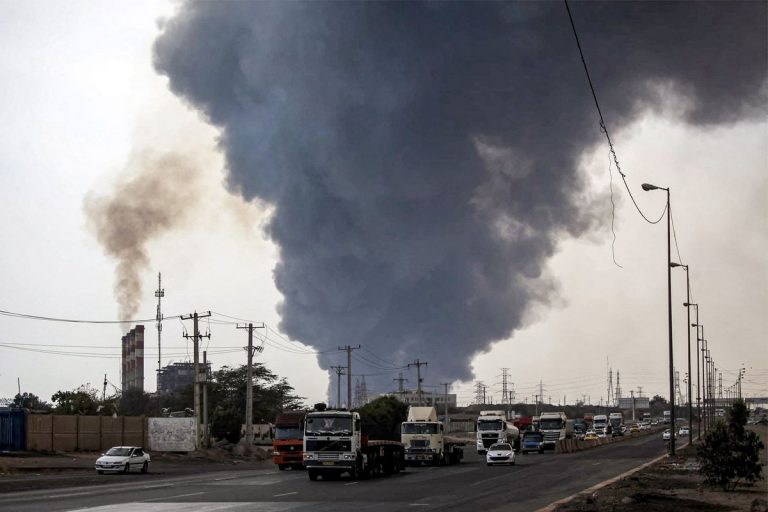 Gambar dari video stasiun TV Pemerintah Iran, IRNA, memperlihatkan asap tebal membubung dari ledakan besar di pelabuhan Shahid Rajaee, Provinsi Hormozgan, Iran selatan, Sabtu (26/4/2025). Ledakan pelabuhan Iran ini melukai sedikitnya 406 orang.(IRNA/MOHAMMAD RASOLE MORADI via AFP)