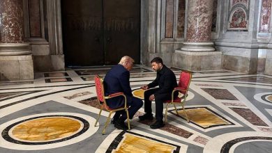 Presiden Ukraina Volodymyr Zelensky (kanan) saat bertemu Presiden Amerika Serikat Donald Trump (kiri) di sela-sela pemakaman Paus Fransiskus di Lapangan Santo Petrus, Vatican City, Sabtu (26/4/2025).(KEPALA KANTOR KEPRESIDENAN UKRAINA ANDRIY YERMAK via AFP)