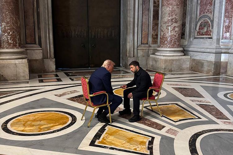 Presiden Ukraina Volodymyr Zelensky (kanan) saat bertemu Presiden Amerika Serikat Donald Trump (kiri) di sela-sela pemakaman Paus Fransiskus di Lapangan Santo Petrus, Vatican City, Sabtu (26/4/2025).(KEPALA KANTOR KEPRESIDENAN UKRAINA ANDRIY YERMAK via AFP)