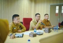 Wabup Rohil,Jhony Charles saat memimpin rapat di Komplek eks IPDN di Banjar XXlI Tanah Putih