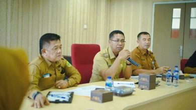 Wabup Rohil,Jhony Charles saat memimpin rapat di Komplek eks IPDN di Banjar XXlI Tanah Putih