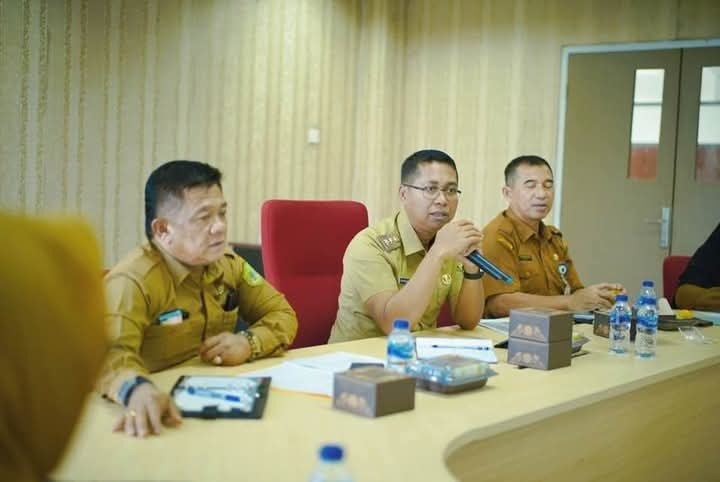Wabup Rohil,Jhony Charles saat memimpin rapat di Komplek eks IPDN di Banjar XXlI Tanah Putih