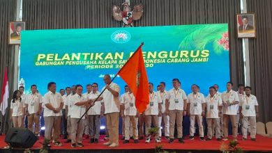 Penyerahan bendera GAPKI oleh Ketua Umum GAPKI kepada Ketua GAPKI Cabang Jambi