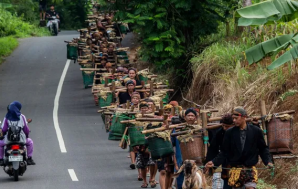 Puluhan komunitas adat Bonokeling membawa hasil bumi pada saat prosesi Unggah-unggahan